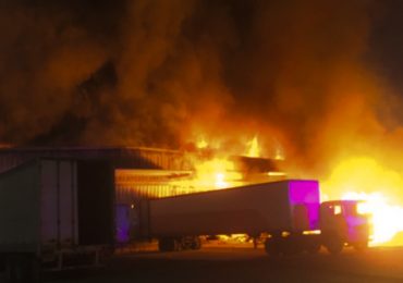 Incendio destruye fábrica de muebles en Pudahuel
