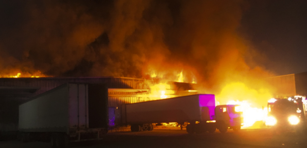 Incendio destruye fábrica de muebles en Pudahuel