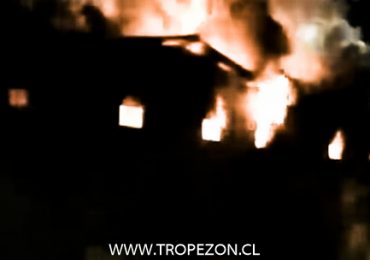 Por segunda vez desconocidos queman estructura de supermercado que fue saqueado en Cerro Navia