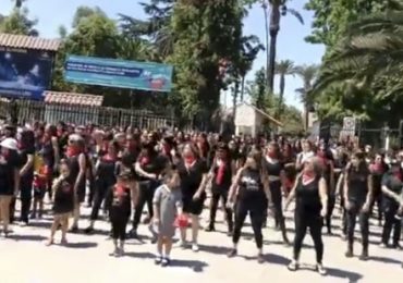 "Un violador en tu camino": Centenar de mujeres se manifiestan en el frontis municipal de Pudahuel