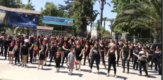 "Un violador en tu camino": Centenar de mujeres se manifiestan en el frontis municipal de Pudahuel