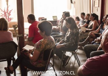 Decena de vecinos participaron de charla magistral sobre la historia de la constitución chilena en Pudahuel