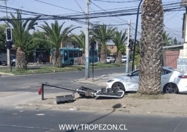 Camión arrastra cables aéreos y deja semáforo fuera de servicio en Pudahuel sur