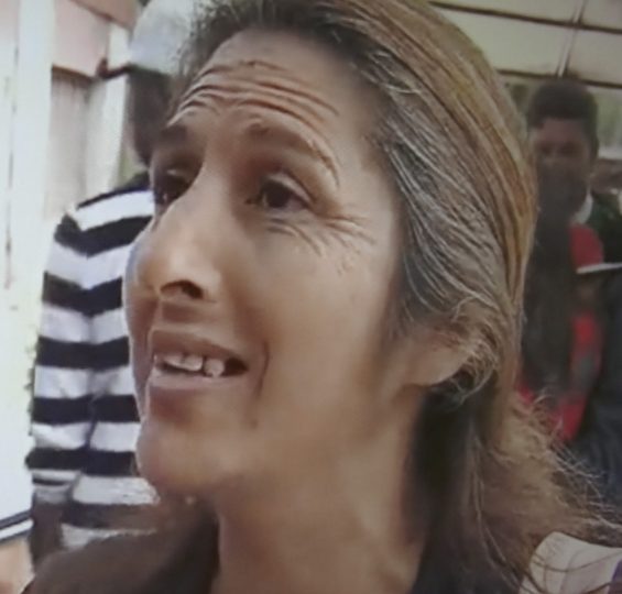 Madre está velando a su hijo con una imagen en Pudahuel