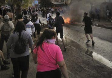 Heridos y detenidos deja intenso enfrentamiento entre Carabineros y manifestantes en Pudahuel sur