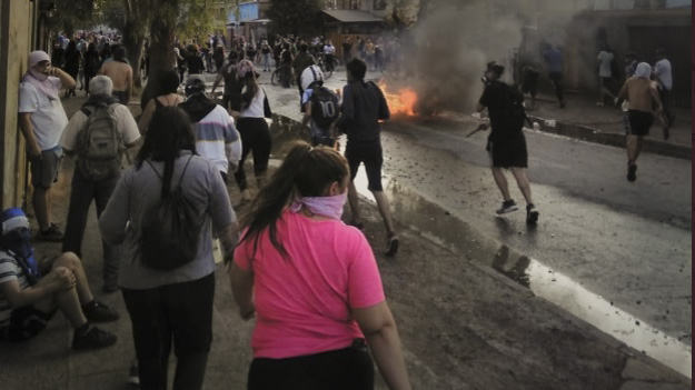 Heridos y detenidos deja intenso enfrentamiento entre Carabineros y manifestantes en Pudahuel sur