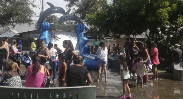 Decena de niños y niñas disfrutan un “Verano Entretenido” en plaza El Carmen de Pudahuel