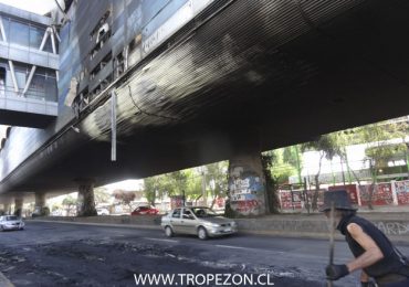 Bus quemado y daños a estación Metro Laguna Sur dejan incidentes de anoche en Pudahuel