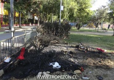 Queman enseres de personas en situación de calle al interior de plaza en Pudahuel