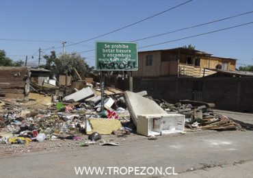 Vecinos denuncia basural que colinda con colegio y jardín infantil en Pudahuel