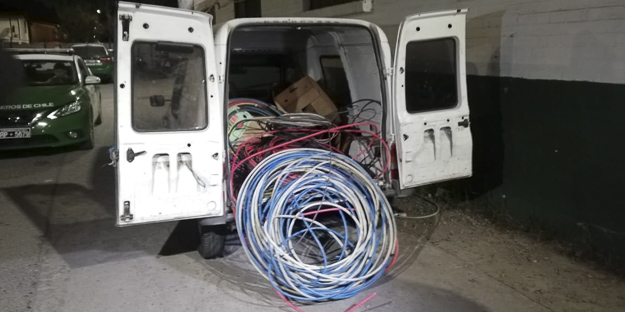 Capturan a sujetos robando cables eléctricos de un tramo de la línea cinco en Pudahuel