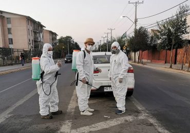 Vecinos de Cerro Navia sanitizan barrios de su comuna