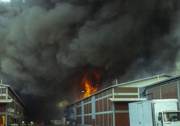 Cuatro personas fallecidas en explosión e incendio en bodega de productos químicos en Pudahuel