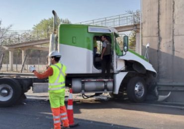 Choque entre camión y automóvil deja cinco heridos de diversa gravedad en Pudahuel