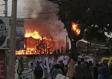 Incendio en Pudahuel destruye vivienda y taller de muebles