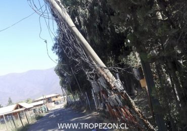 Baja de voltaje y postes a punto de caer preocupa a vecinos de El Noviciado