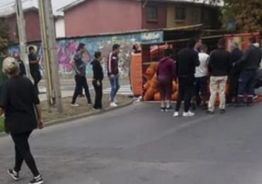 Vehículo repartidor de gas termina volcado tras pelea entre conductores en Pudahuel