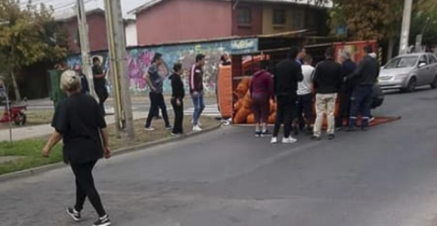 Vehículo repartidor de gas termina volcado tras pelea entre conductores en Pudahuel