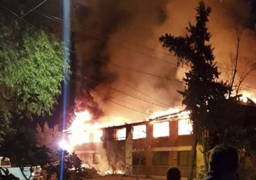 Incendio destruye oficinas del terminal de buses de la empresa Metbus en Cerro Navia