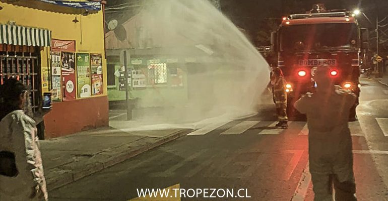 Dirigentes y Bomberos de Pudahuel se unen para sanitizan calles de la comuna
