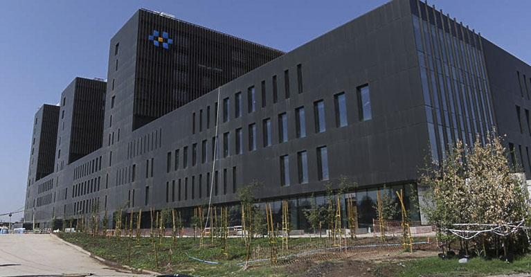 Presidente Piñera llega a nuevo hospital Félix Bulnes de Cerro Navia y anuncia inauguración