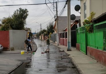 Vecinos de Pudahuel limpian sus pasajes para prevenir coronavirus