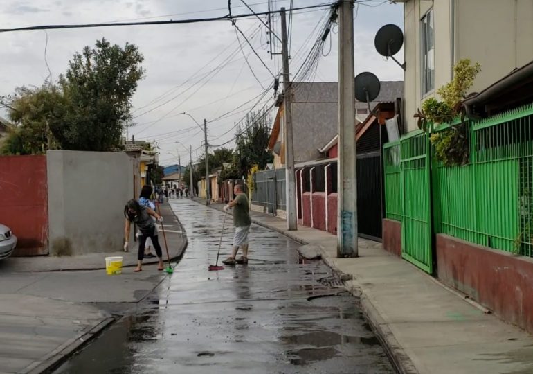 Vecinos de Pudahuel limpian sus pasajes para prevenir coronavirus