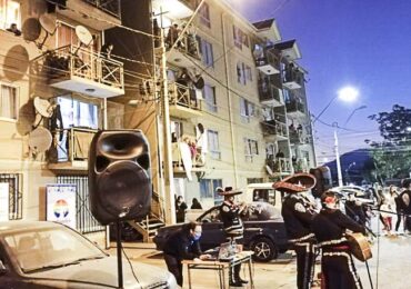 Gran sorpresa: Con música mamitas del condominio Errázuriz celebraron su día en Pudahuel