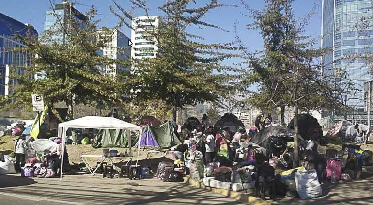 Más de 300 bolivianos serán albergados por el Arzobispado de Santiago en un colegio de la corporación educacional