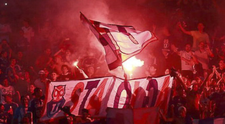 Hinchas de la “U” de Pudahuel y Cerro Navia desafían cuarentena total con pirotecnia