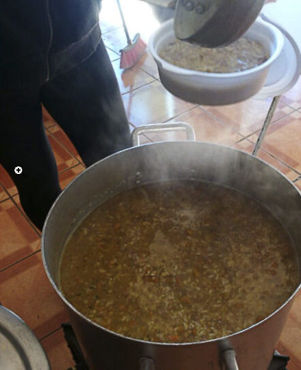 Comité de Seguridad “Destello de Luz” colabora con plato de lentejas a vecinos y vecinas de Pudahuel