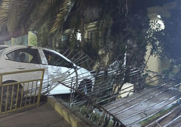 Conductor pierde el control de vehículo y termina incrustado en escuela de Pudahuel