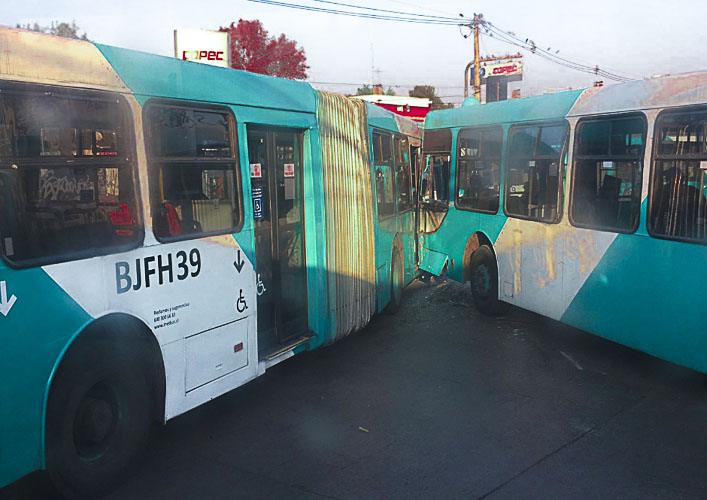 Chocan dos buses del transporte público en Teniente Cruz con JJ. Pérez