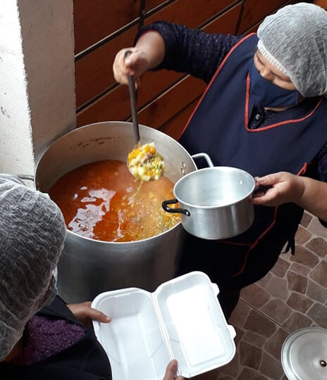 Población Santa Cecilia de Pudahuel: 200 platos de comida para ayudar a su gente