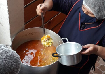 Población Santa Cecilia de Pudahuel: 200 platos de comida para ayudar a su gente
