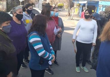 Vecinos y vecinas se manifiestan por alza de la cuenta de la luz en Cerro Navia