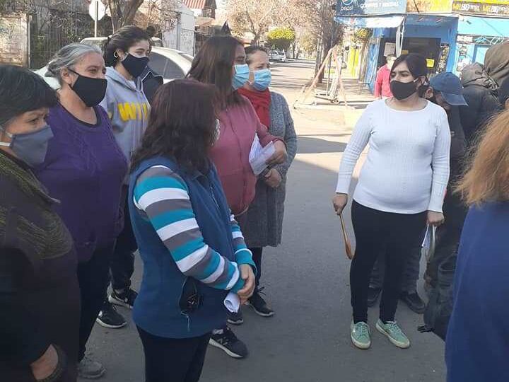 Vecinos y vecinas se manifiestan por alza de la cuenta de la luz en Cerro Navia
