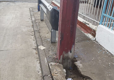 Barrera metálica y hoyo en vereda impiden la salida de vecino enfermo en Pudahuel
