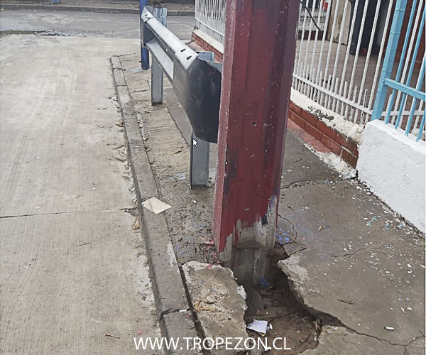 Barrera metálica y hoyo en vereda impiden la salida de vecino enfermo en Pudahuel
