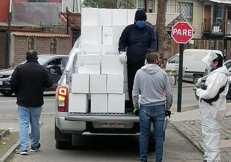 Cientos de familias de villa El Comendador comparten felicidad tras recibir caja de mercadería