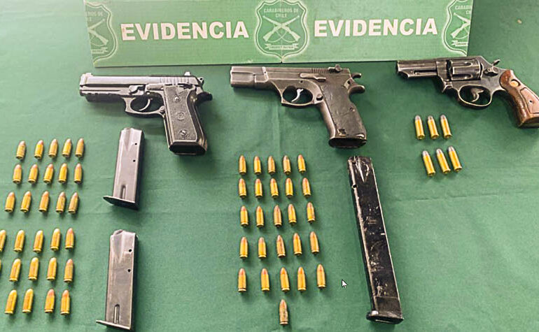 Carabineros detiene en la vía pública a sujetos con armamento y munición en Pudahuel