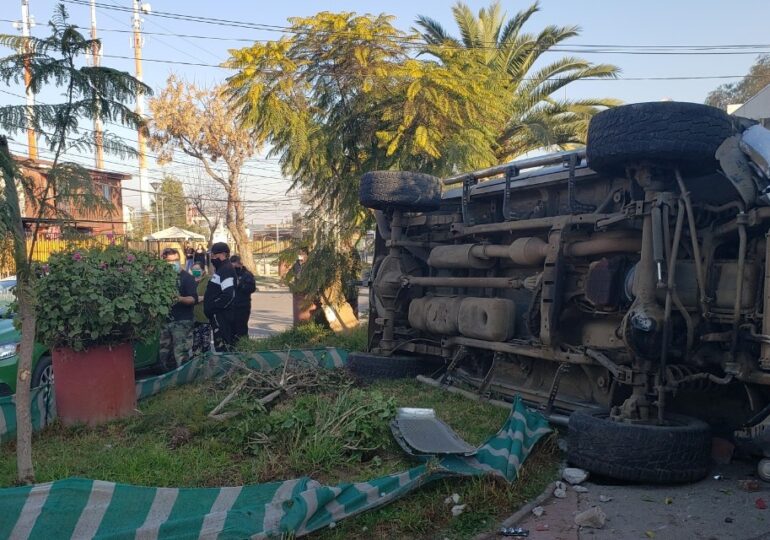 Conductor pierde el control de vehículo y termina derribando poste eléctrico y reja de casa en Pudahuel