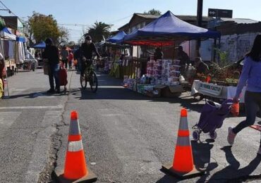 Frente a la necesidad: Comerciantes encuentran un espacio en "cola" de feria libre Serrano en Pudahuel