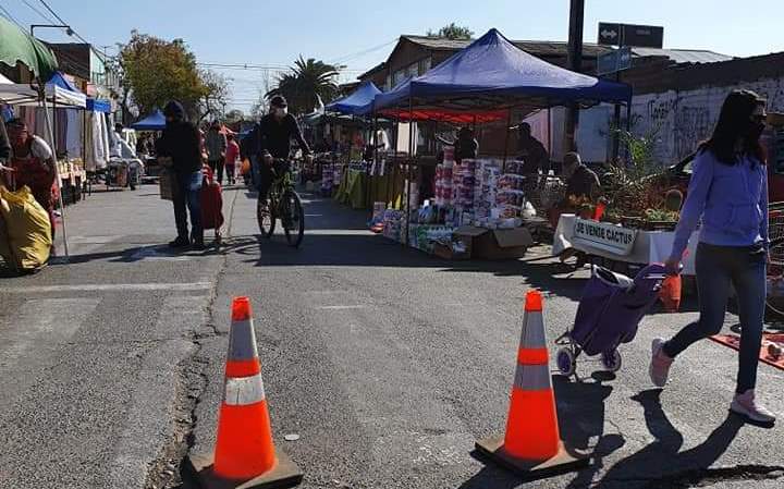 Frente a la necesidad: Comerciantes encuentran un espacio en "cola" de feria libre Serrano en Pudahuel