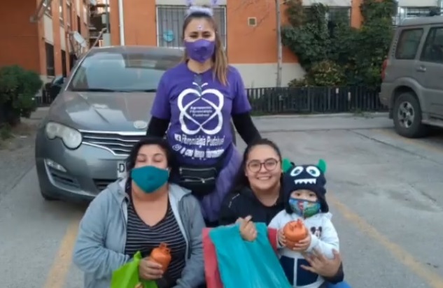 Socias y directiva de agrupación de fibromialgia en Pudahuel entregan regalos el día del niño y la niña