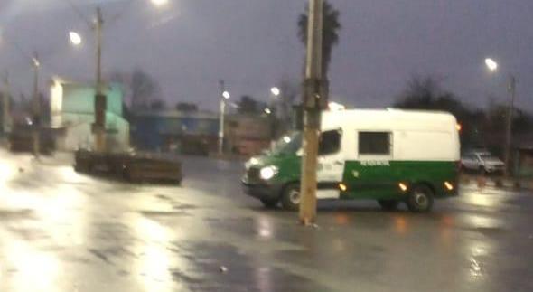 Domingo sin persa Teniente Cruz: Carabineros fiscaliza desde temprano inmediaciones de este centro comercial en Pudahuel