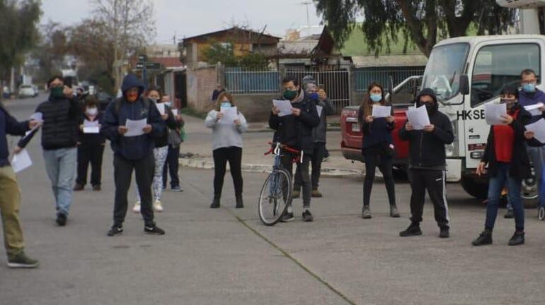 “Regalé mis ojos”: Con este canto vecinos y vecinas repudian llegada de Claudio Crespo a Pudahuel