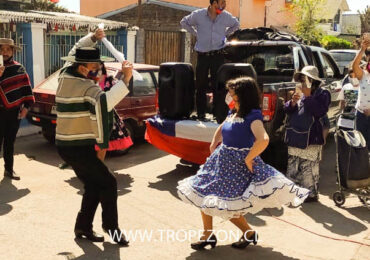 Con cuecas y empanadas agrupaciones culturales visitan barrios de Pudahuel y Cerro Navia