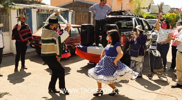Con cuecas y empanadas agrupaciones culturales visitan barrios de Pudahuel y Cerro Navia