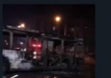 Bus del transporte público es quemado por desconocidos en Cerro Navia
